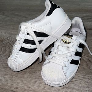 THE CLASSIC ADIDAS SUPERSTAR SNEAKER Boys size 10.5